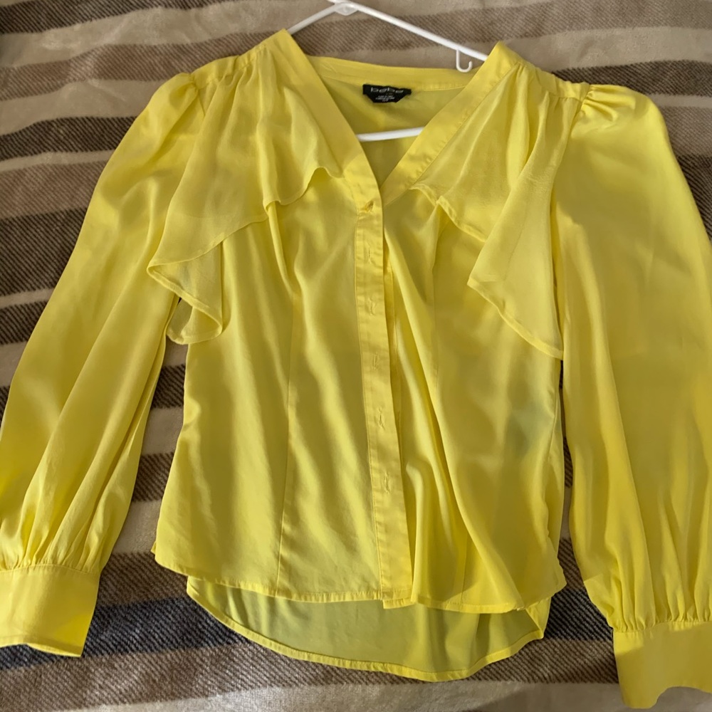 Beautiful blouse from BEBE lightly worn XS